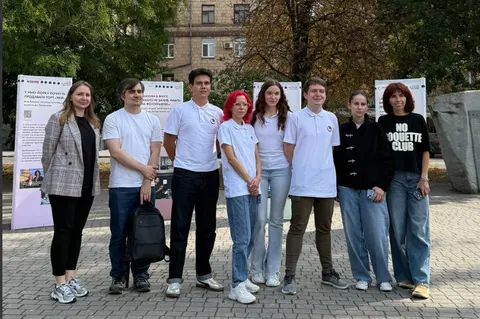 «Запоріжжя, яке стоїть»: на площі Митців відкрили виставку про життя під обстріл