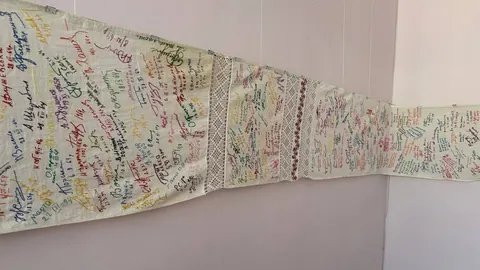 Семиметровий рушник-літопис: у Житомирі показали автографи 495 гостей письменник