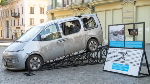 В Одесі на Дерибасівській — виставка про удари по гуманітарних місіях