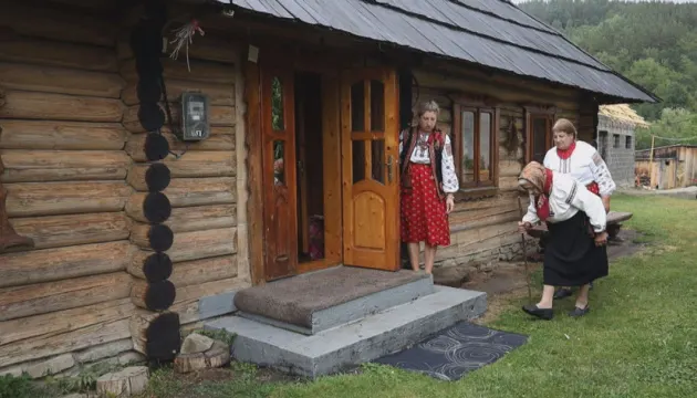 150-річну хату на Прикарпатті перетворили на родинний музей