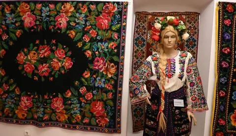 Вишиванка як етнографічний паспорт: у Палаці Потоцьких відкрили виставку «СВОЄрі