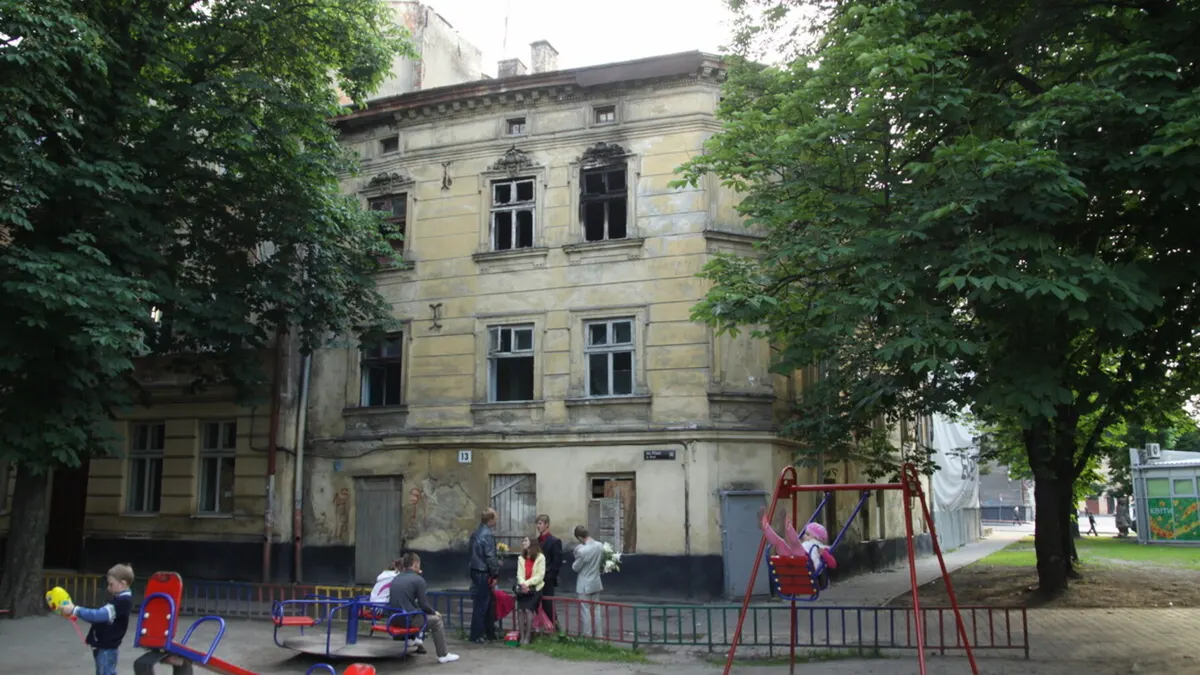 Дві історичні будівлі на площі Різні у Львові: місто просить Мінкульт змусити власника їх відновити