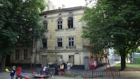 Дві історичні будівлі на площі Різні у Львові: місто просить Мінкульт змусити вл