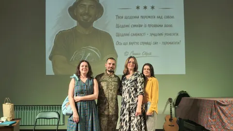«Слово теж зброя»: військовий з Миколаївщини презентував у Збаражі збірку поезій