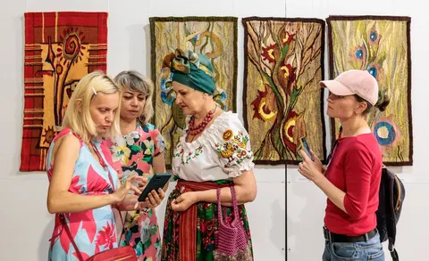 «Колір відстані»: у Львові показали гобелени та графіку Оксани Гірняк