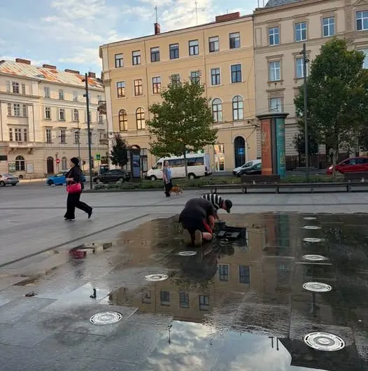 Сухий фонтан біля Оперного у Львові сьогодні не працює