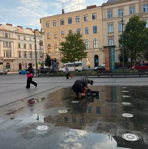 Сухий фонтан біля Оперного у Львові сьогодні не працює