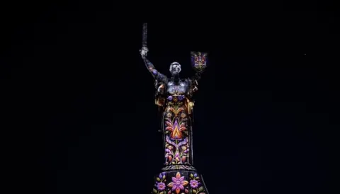 «Майбутнє пам’ятає»: на Батьківщині-матері покажуть світлову артінсталяцію