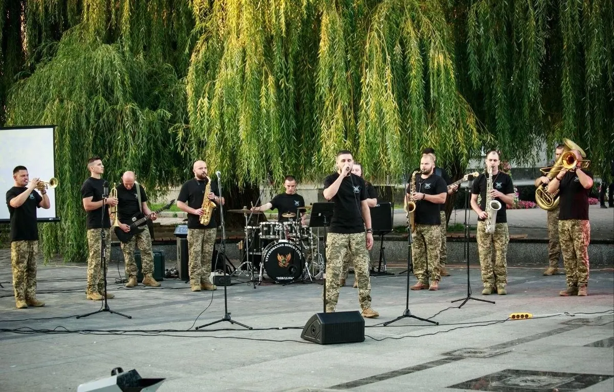 Військовий оркестр ОК «Південь» виступив на Театральному майдані Луцька