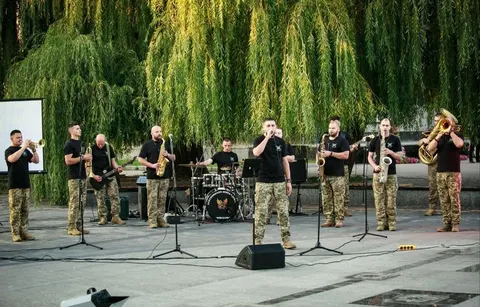 Військовий оркестр ОК «Південь» виступив на Театральному майдані Луцька