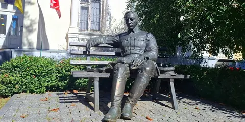 Петлюра на лавці: чому вінницький пам'ятник досі викликає суперечки