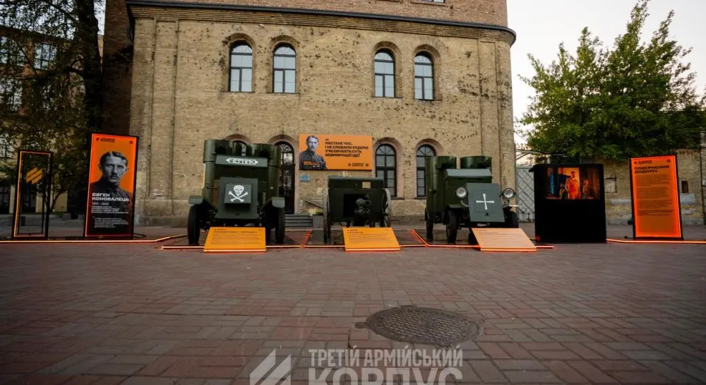 На Арсенальній площі показали техніку часів УНР і вшанували Коновальця