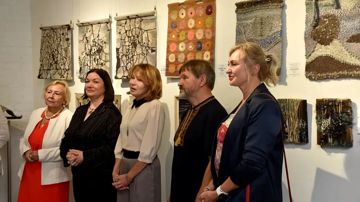 Маленький текстиль: у Києві відкрили виставку, де нитка говорить голосніше за формат
