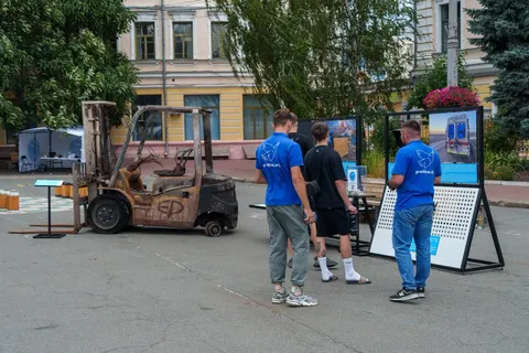У Києві показали, як війна б’є по рятівниках: виставка «Проліски»