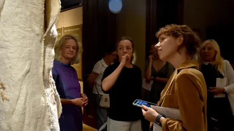 Доторкнутися до війни: текстильна виставка Марйо ван Шайк у Музеї Ханенків