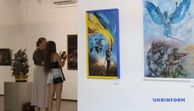 130 митців: у Києві відкрилася виставка до Дня Незалежності