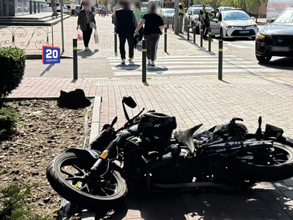 ДТП на Театральній: 17-річний мотоцикліст у лікарні